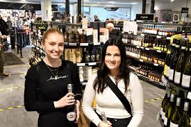 Det var lang kø inn til vinmonopolet dagen før skjærtorsdag i oslo. Evppmuk5rhgxom