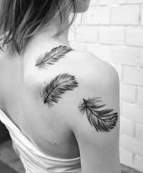Fais cependant attention, certaines parties de ton corps ne sont pas propices à recevoir des plumes … sauf si bien sur tu souhaites faire carrière au cabaret ! Tatouage Plume Femme 40 Superbes Idees Tattoo Plume Pour S Inspirer