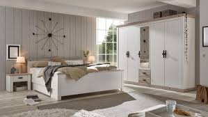 Sie haben dabei die wahl zwischen individuell abgestimmten schlafzimmermöbeln, oder einem unserer kompletten schlafzimmer, die bett, schrank und nachtkästchen zu einem unschlagbaren preis kombinieren. Schlafzimmer 1 Florenz Schrank Bett Nako Oslo Pinie Weiss