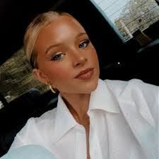 Hannah Walton's Instagram, Twitter & Facebook