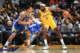 Sao bóng rổ LeBron James vẫn là vua mạng xã hội, thu nhập ở thể thao Mỹ