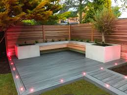 Maple Wood Fencing With Raised Beds In Slate Grey Porcelain Tiles Finished With Re Amenagement Jardin En Pente Amenagement Jardin Decoration Jardin Exterieur