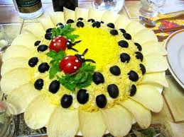 что можно приготовить на стол на день рождения ребенка Kak Originalno Ukrasit Salat Salaty Eda Na Rozhdestvo Veselaya Eda Dlya Detej