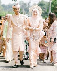 Baju adat khas provinsi lampung ini sering disebut dengan nama tulang bawang. Mahkota Uniknya Jadi Sorotan Pernak Pernik Wedding Ala Melayu Malaysia Ini Segarkan Pandangan