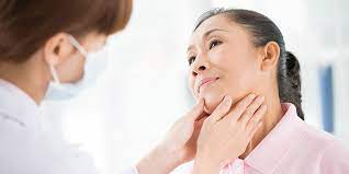 Bantal yang terlalu tinggi bisa membuat leher merasa sakit karena posisi leher terlalu membungkuk. Sakit Leher Sebelah Kanan Bisa Jadi 9 Penyakit Ini Penyebabnya
