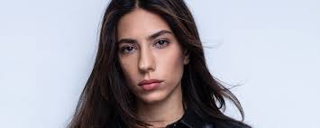Serien hade premiär i svt 2 oktober 2017. Moviezines Julkalender Lucka 4 Evin Ahmad Moviezine