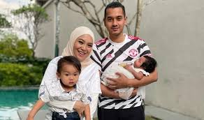 Mishary rashid alafasy · quran audio mp3 · stream / download · available on android app · apple, google & spotify podcasts · free. Tak Sanggup Berjauhan Mawar Rashid Angkut Anak Pergi Kerja