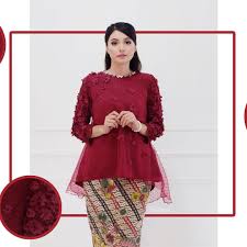 Model baju pengantin yang seperti ini tentu membuat tampilan lebih anggun dan menawan. 25 Inspirasi Modis Baju Kebaya Modern Organza