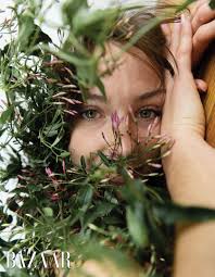 A Sunny Day: Vẻ đẹp tự nhiên của người phụ nữ bên hoa