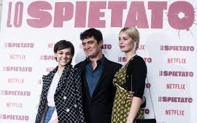 Il lungometraggio sarà disponibile in alcune sale selezionate l'8, 9 e 10 aprile e diffuso sulla piattaforma. Riccardo Scamarcio E Lo Spietato Yuppie Fuorilegge Nella Milano Da Bere La Repubblica