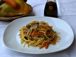 I funghi vengono lavati con molta cura e versati sopra dell'acqua bollente, insistendo per 12 ore, quindi decantando, aggiungendo sale. Linguine Con Verdure Saltate E Salsa Di Soia Primo Piatto Sfizioso