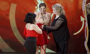 Iva zanicchi (ligonchio, 18 gennaio 1940) è una cantante, conduttrice televisiva, attrice ed ex politica italiana. Iva Zanicchi Eta Altezza Peso Marito Figli Tutte Le Curiosita Sulla Giurata Di Tu Si Que Vales 2018 Urbanpost