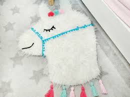Ein badteppich lässt sich ganz einfach selber machen. Lama Teppich Selber Machen Einfache Diy Anleitung Fur Das Kinderzimmer Kleinliebchen