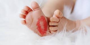 Jika berubah warna menjadi kuning terang demikian penjelasan mengenai bab bayi baru lahir yang sehat. 7 Fakta Menarik Tentang Bayi Yang Lahir Bulan Februari Fimela Fimela Com