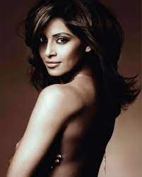 Bipasha Basu hot photo| [PHOTO] Bipasha Basu goes topless to send out a  strong message; netizens are all heart
