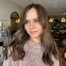 The transformation of this look 👀 watch my last reel to see a before and  after 😍 Lowlights 7GAB + 6AB Gloss calura 9GI +7GI + 7N #bronze  #bronzebrunette #balayage #hair #ristylist #