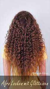 exotische afro locken mit glatteisen und bleistift so gelingt s praxis tests in 2021 locken mit glatteisen locken machen locken mit lockenstab