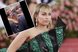 Aug 06, 2021 · miley cyrus stayed cool with a large blue cup of water in los angeles on aug. Miley Cyrus Wird Von Fan Begrapscht Jetzt Spricht Die Sangerin Daruber Watson
