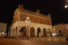 Zona centro in palazzo d'epoca bilocale arredato, primo piano senza ascensore. Centro Storico Di Piacenza