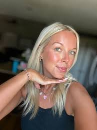 What are some makeup tips for preventing makeup from melting off in hot and  sweaty conditions?