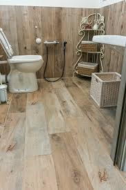 L'effetto legno si presta infatti, anche in bagno, a realizzazioni sia in stile moderno che classico; Pavimenti Per Il Bagno Gres In Tante Versioni Diversissime Per Gusto E Stile Cose Di Casa Pavimenti In Legno Rustico Bagno Legno Design Bagno Rustico