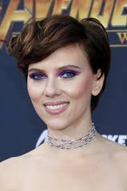 Scarlett has a strong jawline, high cheekbones and wide forehead with a dainty chin area. 10 Chic Bob And Pixies Showcased By Scarlett Johansson Short Hair