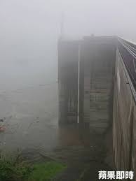 及時雨總算為水庫解一點渴。 石門水庫今早蓄水量剩8.5%、1722萬噸，水位204公尺。 郭耀程說 不少朋友看到石門水庫下雨的朋友見到消息，也紛紛打來向他報喜，中午暴雨過後，目前仍下著毛毛雨。 桃園市觀旅局指出，下午包括小烏來天空步道、小烏來環雨平台、角板山等桃園的觀光景點都正在下雨。 çŸ³é–€æ°´åº«é–‹å¤–æŽ›ç‡ƒ5ç„°åŠ'åŠ©é™é›¨è§£æ—±è±¡