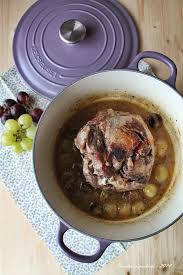 Lavare gli acini di uva e unirli all'arrosto insieme a due rametti di rosmarino. Arrosto Di Lombo Di Maiale All Uva In Cocotte Pensieri E Pasticci