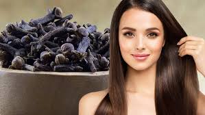 Cuál es el efecto del romero con clavo de olor y canela en el cabello?