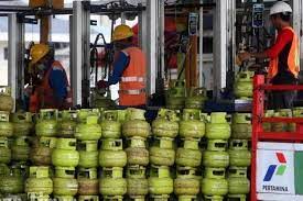 Silang sengkarut kenaikan harga lpg (elpiji) tabung 12 kg telah menjadi kado pahit bagi masyarakat. Harga Gas Lpg 3 Kg Akan Disesuaikan Dengan Harga Pasar