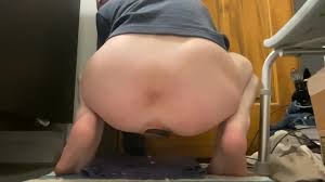 Femboy force un gode entier dans son cul et le pousse jusqu’à ce qu’il  jouisse