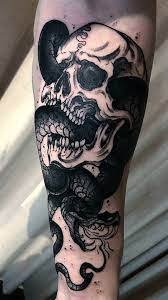 Snake Skeleton Tattoo Ideas For Men Bone Designs The Snake May Shed Its Skin Over A Lifetime But Its Bones Tatowierung Skizzen Tattoo Vorlagen Tatowierungen