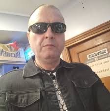 CARIÑOS” Cariños hay en el mudo y ninguno se compara al de un amor de  pareja donde se deja el padre y la madre por seguir sus pasos a donde vaya.  Se