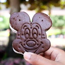 A guide to all of our favorite restaurants, foods, and experiences. Meet The Woman Who S Been To Every Restaurant At Disney World Eater