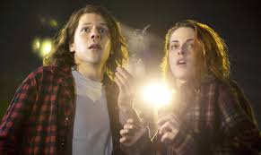 Di sana, dia bekerja sebagai pegawai toko serba ada. American Ultra Film 2015 Kritik Trailer Kinos
