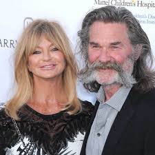 Kurt russell (l) presents goldie hawn with a cake for her milestone birthday at netflix's the christmas chronicles: Kurt Russell And Goldie Hawn Share The Story Of Their Love