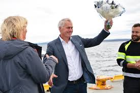 Han overførte samtlige aksjer til sønnen allerede i 2011. Sterkt Resultat For Salmar Mat Vil Aldri Ga Av Moten Froya No