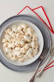 Les spaghettis à la carbonara, les lasagnes, les pizzas, mais aussi les célèbres glaces à l'italienne en sont quelques plats typiques. Gnocchi Di Ricotta Pasta Recipe Saputo Cheese Recipe Recipes Homemade Ricotta Recipe Food Lover