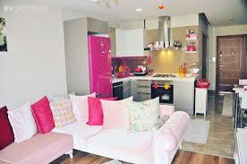 Küçük ev modellerinin de getirisi olan amerikan mutfak salon modelleri, küçük alanların daha verimli kullanılmasını sağlıyor. Sumeyye Hanimin Uyumlu Secimlerle Genc Ve Dinamik Evi Ev Gezmesi