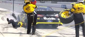 Chaos as nascar driver brad keselowski takes out pit crew. Brad Keselowski Runs Over Crew In Wild Nascar Pit Stop Sbnation Com