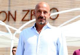 Born 9 july 1964) is an italian former football manager and player who played as a striker. Gianluca Vialli Lotta Contro Il Cancro Devo Andare Avanti Senza Mollare