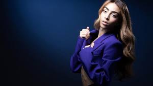 Il ne met pas en scène les danseurs mais un certain camille combal qui, après presque 2 ans d'absence, n'est pas encore tout à fait près à reprendre les directs. Danse Avec Les Stars Pourquoi La Participation De Bilal Hassani Serait Une Grande Premiere