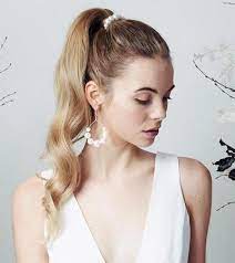 Pour une coiffure de mariage d'invité avec les cheveux bouclés utilisez donc des accessoires faciles à mettre sur cette nature de cheveux. Coiffure Mariage Facile Tuto Conseil Et Idee Coiffure Simple Mariage