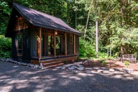 Jun 01, 2015 · the isolated cabin in the woods is a staple of the horror genre—friday the 13th, cabin fever, the evil dead, and, of course, the cabin in the woods.it is a haunting setting for a murder because you never know what may be lurking outside your cabin in that isolated place. Unique Cabin Rhododendron Oregon Glamping Hub