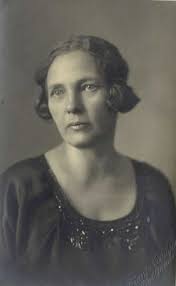 40 Black and white portrait photographs of women at half length Images:  PICRYL