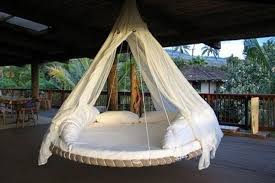 Un Trampoline Transforme En Lit Suspendu Recycled Trampoline Outdoor Beds Old Trampoline