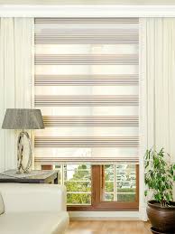 Stor perdeyi kornejdeki iki yanlarında mandalı var oradan tutarak çıkarıyorum. Renkli Plise Zebra Perde