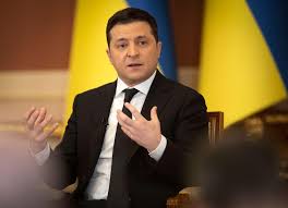 Um seine landsleute zu überzeugen, dass er nicht geflohen ist, filmt sich der ukrainische präsident selenskyj mit seiner . Keine Kriegsangst In Der Ukraine Selenskyj Irritiert Westen Mit Seinen Aussagen Web De