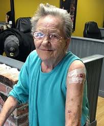 Perdonen, pero hasta los tatuajes lindos me parecen horribles. Foto Video La Osada Historia De La Abuela Que Salio De Un Hogar De Ancianos Para Tatuarse