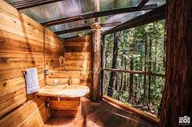 Une Incroyable Cabane Vitree Dans Les Arbres En Forme De Pomme De Pin A Louer Ou A Acheter Planete Deco A Homes World Tree Interior Tree House Tree House Interior